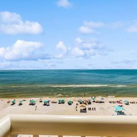 Gorgeous Oceanfront condo with washer&dryer Gulf-front balcony & pool hot tub