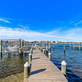Quaint bay front home with patio full kitchen & WD - snowbird-friendly, hotel in Perdido Key