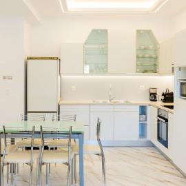 Forty-Two Bright 2-Bedroom Retreat in Molaoi, hotel a Moláoi