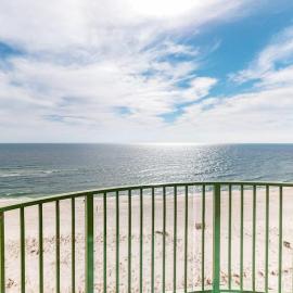 9th-floor Gulf-front condo with spectacular views pool beach access & private balcony: Perdido Key şehrinde bir otel