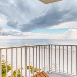 Inviting Gulf-front condo In Perdido Key with waterfront pool hot tub and oceanfront balcony、ペルディード・キーのホテル