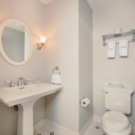 Maritime Suite 214: Spacious 2BR condo in charming Bay Harbor with stunning village views., hotel in Petoskey
