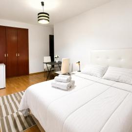 Habitación con baño privado en piso compartido