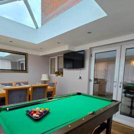 Stylish & Modern 4BR Home in Shirebrook, Mansfield, hotel in Shirebrook