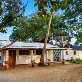Lakes Edge Eco Yudaganawa, hotel in Buttala