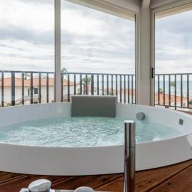 Attico vista mare con idromassaggio - Luxury, hotel in Marina di Ragusa
