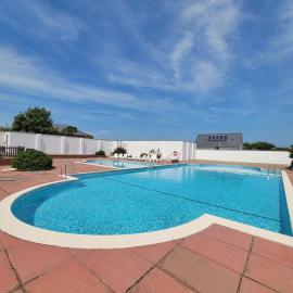 Cwtch y Môr - NEW Outdoor Pool Spacious 3 bed, sea & mountain views โรงแรมในHoly Island