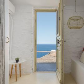 Off the beaten path! Poolside Studio, hotel in Kithnos
