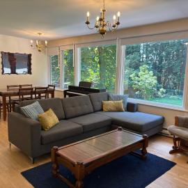 Bright and Spacious Upper Level House, Great Area, hotel a North Vancouver