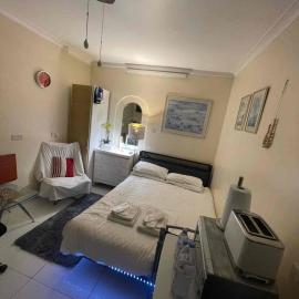 Stunning ground floor studio in Hounslow near Heathrow airport, hotel in Hounslow