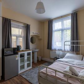 Clare - Double Room 20 mins walk to centre -Kitchenette Smart TV Shared bathroom, hotel in Chesterton