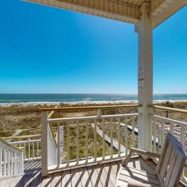 Dog-friendly beachfront bungalow with private boardwalk charcoal grill and AC, hotel in St. George Island