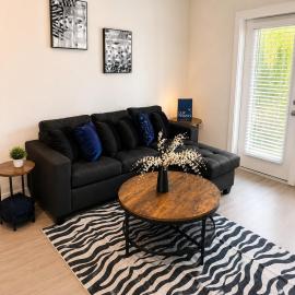 Luxe Apt Pool Free Parking 8 Min to Med Ctr