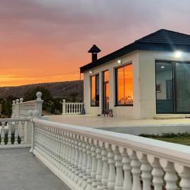 Mini villa with an outdoor pool and a stadium، فندق في دهوك