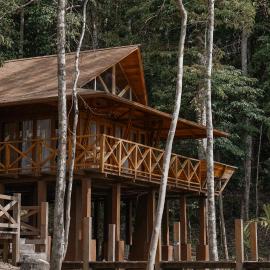 AKUA VILLAS Mentawai、Pulau Pittojatのホテル