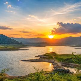 Elee Villa - Waterfront Retreat with Victoria Reservoir & Mountain Views, hotell i Teldeniya