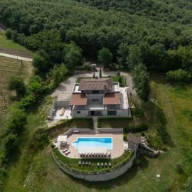 Villa Santoro al Paradiso Verde, Villa intera con Piscina, hotel in Caiazzo