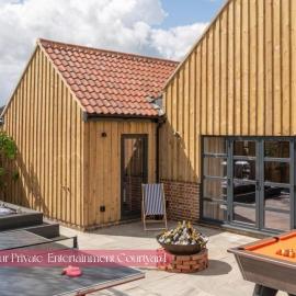 Gorgeous Stylish Home Near Longleat and Bath with Private Heated Pool and Sauna, hotel em Corsley