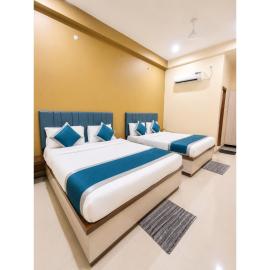 HOTEL MEDHYA GRAND Near Goḏawalia Chauraha - 200 Meter From Baba Vishwanath Temple & Ganga Arti Ghat ! Wi-Fi #Lift #Hygiene & Spacious Room - BEST HOTEL IN VARANASI, hotell i Varanasi
