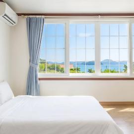 Geoje Kkachi and Santorini Pension