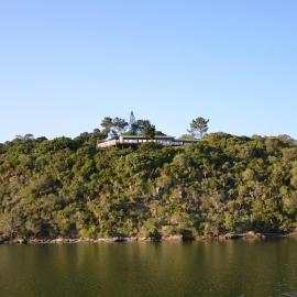 River Kaya, hotel a Kromriviermond