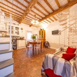 Loft Elegante nel centro di Dozza, città d'Arte، فندق في دوتسا