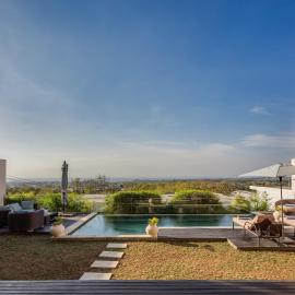 Oceanview 4BR Private Pool Bingin、ウルワツのホテル
