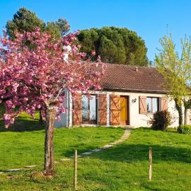 Maison charmante à Seigy, vue sur jardin, accepte animaux., hotel in Seigy