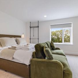 Spacious Studio Near Torquay Harbour - Sleeps 4, hotel in Torquay