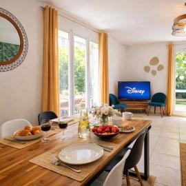 Spacious Family Apartment near Disneyland with Garden, AC and Parking، فندق في مونتِفري
