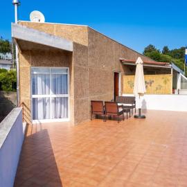 Apartment with Mountain View in Eiriz - 65 sqm - Terrace، فندق في Eiriz