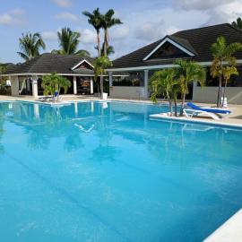 Serene Family-friendly Home With Pool & Gym, hotel u gradu 'Banks'
