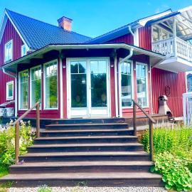 Scandinavian Villa near Sea with Sauna 4BR、セーデルハムンのホテル