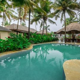 The Earth-Maison Ocean Beach Resort, хотел в Мандрем