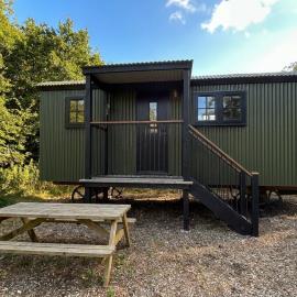 Willows Nest Cosy Shepherds Hut Near Swanage, Hotel in Langton Matravers
