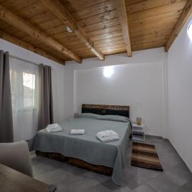 Casale in legno nella natura laziale