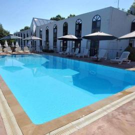 Agape Hotel Niort- Bessines โรงแรมในBessines