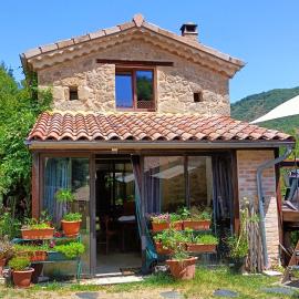 Petite maison cosy nature rivière baignade accessible à pied, מלון בAntraigues