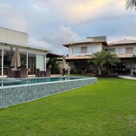 Guarajuba com 5 suítes, piscina e espaço gourmet