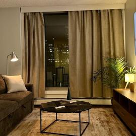 Urban Downtown Condo with Panoramic Views, hotel in Calgary