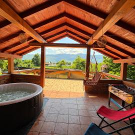 Sarajevo Hot Tub Heaven - 7min form the airport، فندق في Ivišovo Greblje