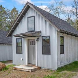 The Lupine | Cross Stone Cabins • Walk to Rangeley Lake, hotel v mestu Rangeley