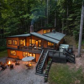 Right Mtn Attitude - Arcade, Hot Tub & Fire Pit, hotel v destinaci Berkeley Springs