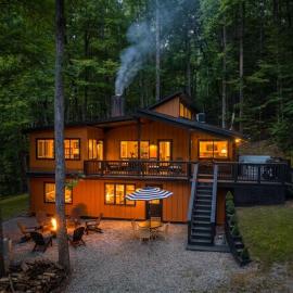 Mountain Cabin with Arcade, Hot Tub & Fire Pit