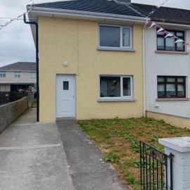 Spacious 3BR House wiz Free Parking WiFi, hotel in Ballinasloe