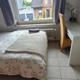 Ein ruhiges Zimmer mit gemeinsam genutzte Bad und Küchengeräte, hotel en Kleve