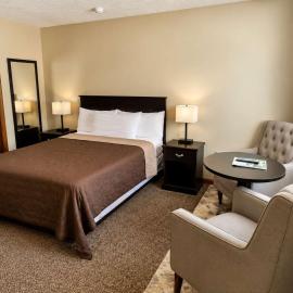 Room 31-1 Queen Jacuzzi Suite-Woodland Motor Lodge, hotel v destinácii Grayling
