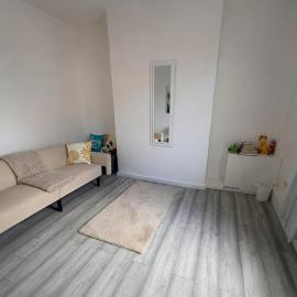 2-Bed House Sleeps 4 with Parking & Garden