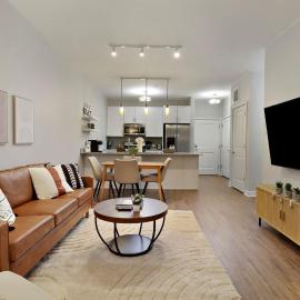 Downtown Elmhurst Luxury Apartments Near Metra & O'Hare with Pool, Gym, Parking & Theater, hotel Elmhurstben