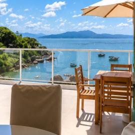 Casa com vista p/ o mar e acesso exclusivo à praia